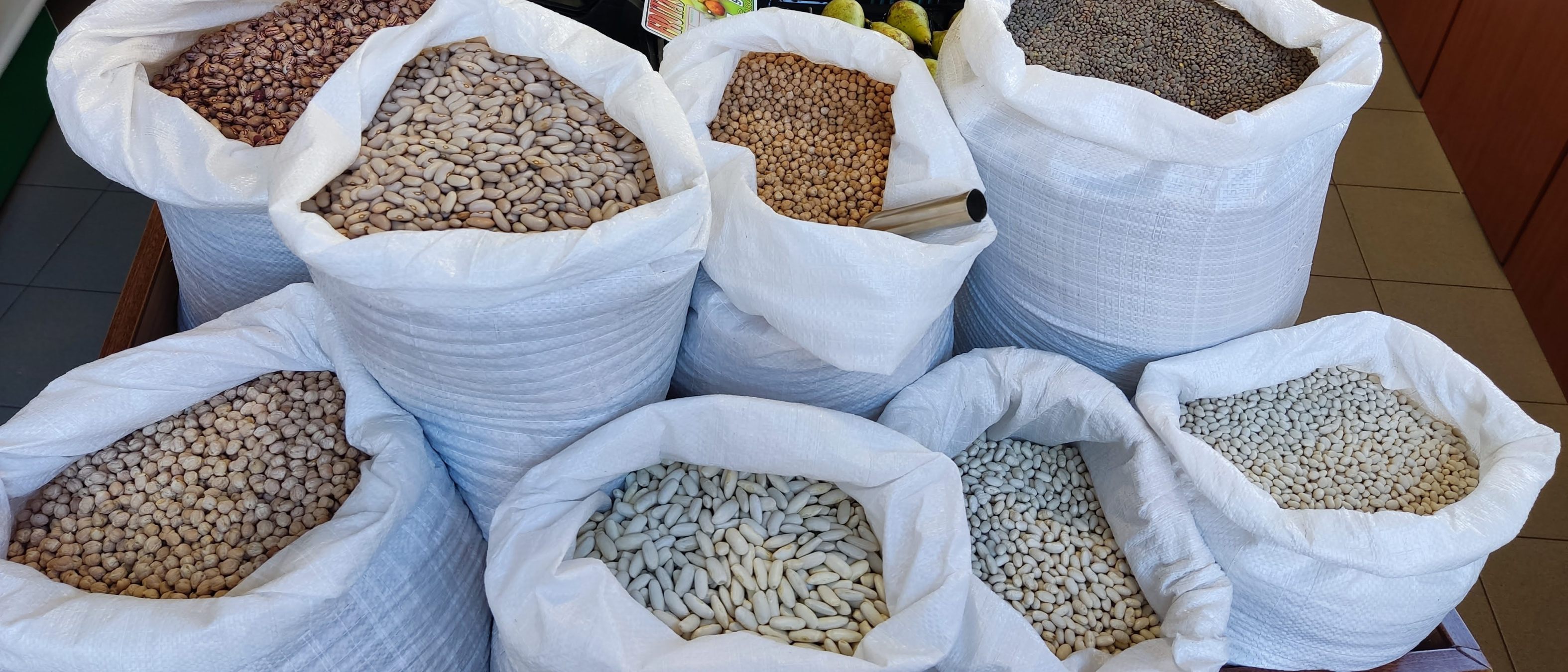 Legumbres de Quiñones del Río y Matadeón de los Oteros en frutería de León